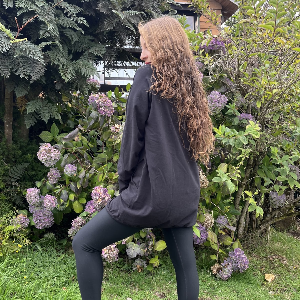 Poleron Ultravioleta Elisa negro corazon gris tie dye3