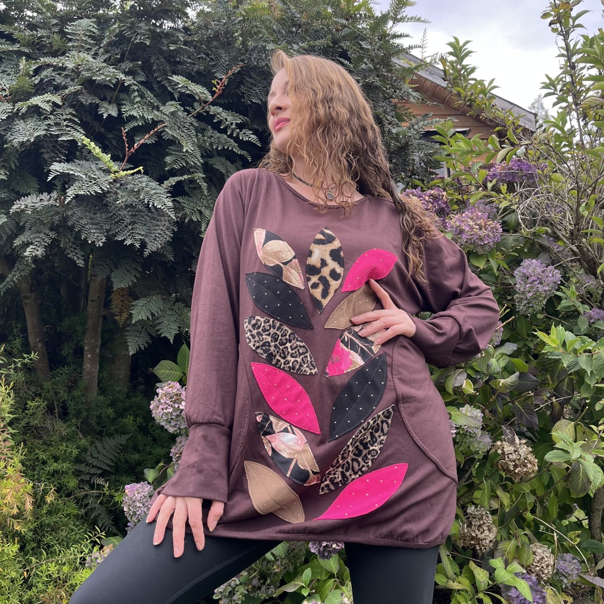 Poleron Ultravioleta Elisa cafe hojas mini tachas print1