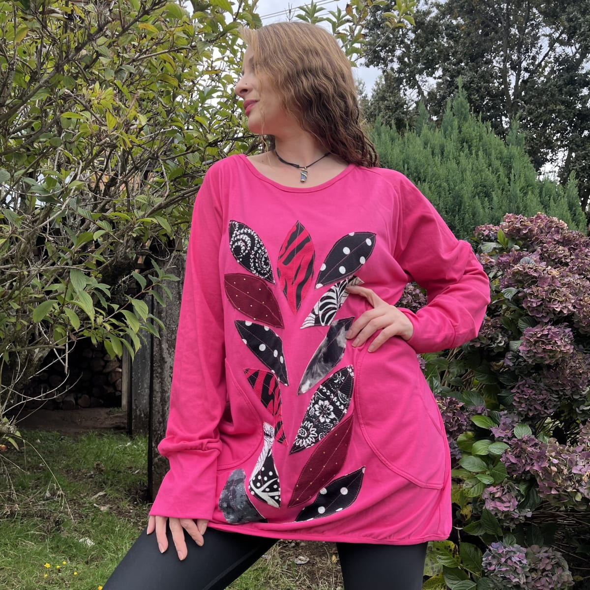 Poleron Ultravioleta Elisa fucsia hojas multicolor2