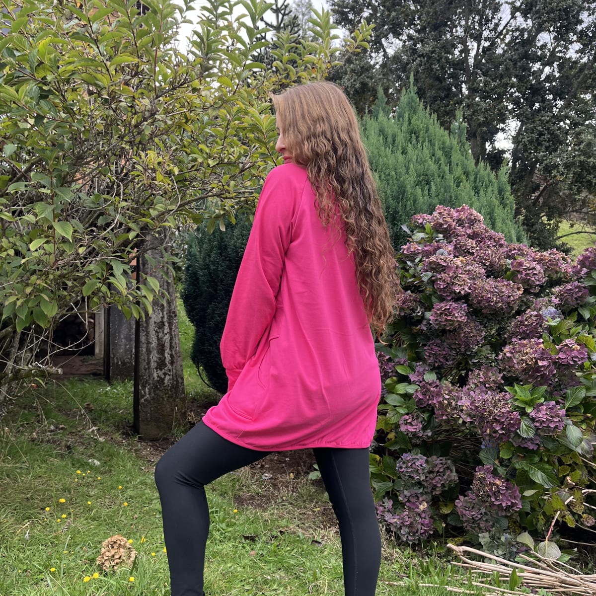 Poleron Ultravioleta Elisa fucsia hojas multicolor3