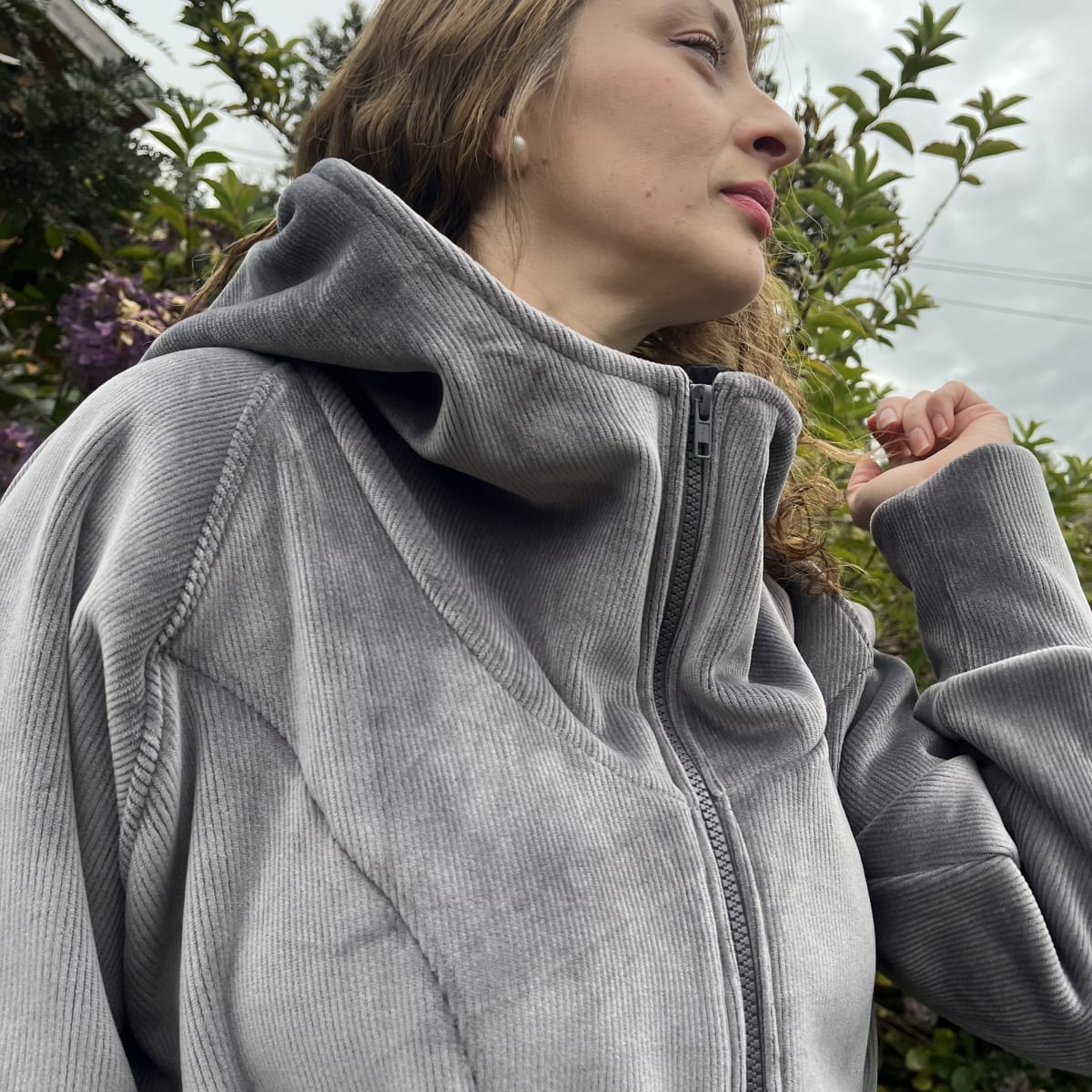 Chaqueta Ultravioleta Mila gris cotele forrado hojas diente de leon2