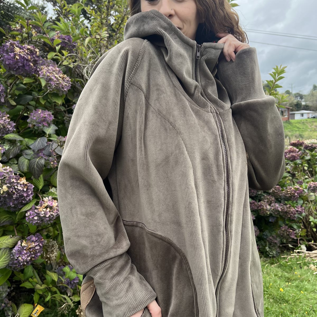 Chaqueta Ultravioleta Mila verde musgo hojas diente de leon3