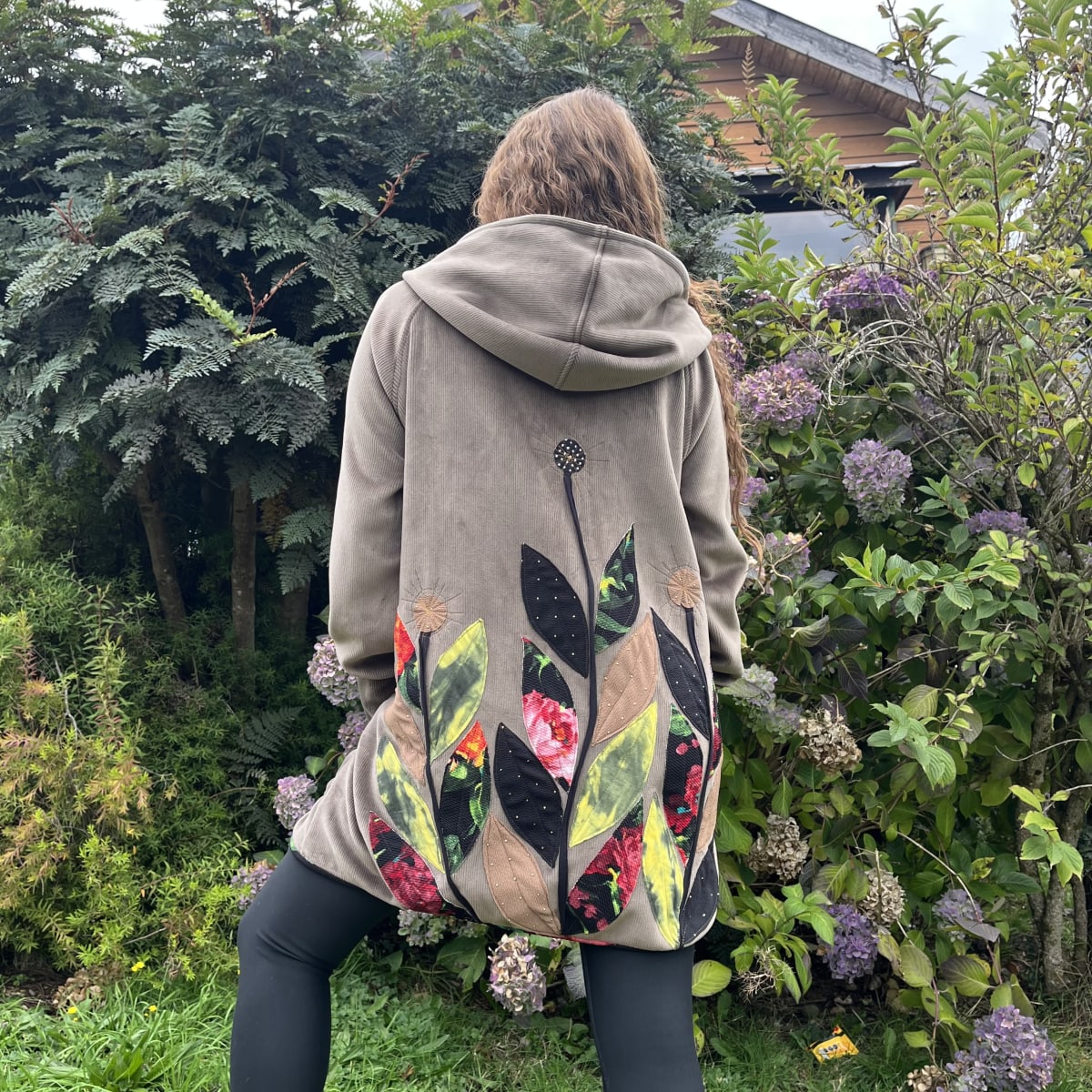 Chaqueta Ultravioleta Mila verde musgo hojas diente de leon1