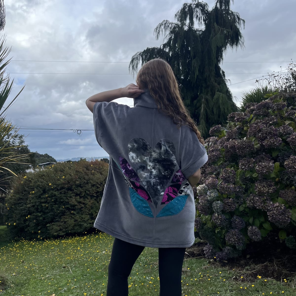Chaqueton Ultravioleta Paty gris cotele forrado corazon tie dye2