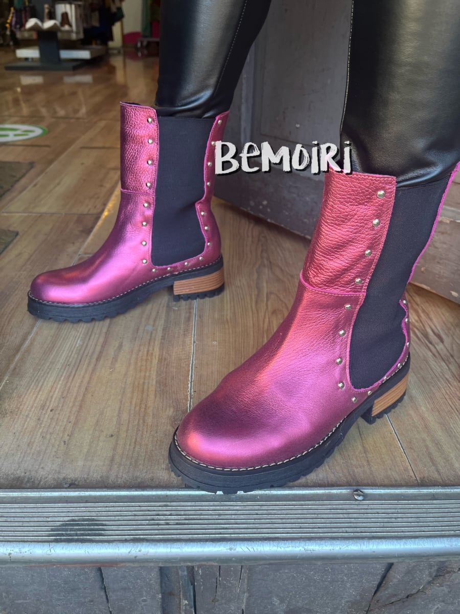 Botín cuero fucsia metalizado elásticos negros3