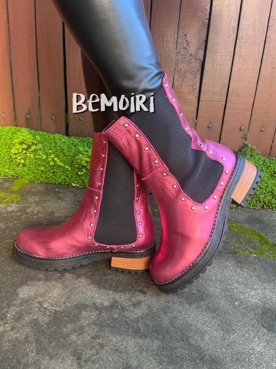 Botín cuero fucsia metalizado elásticos negros1