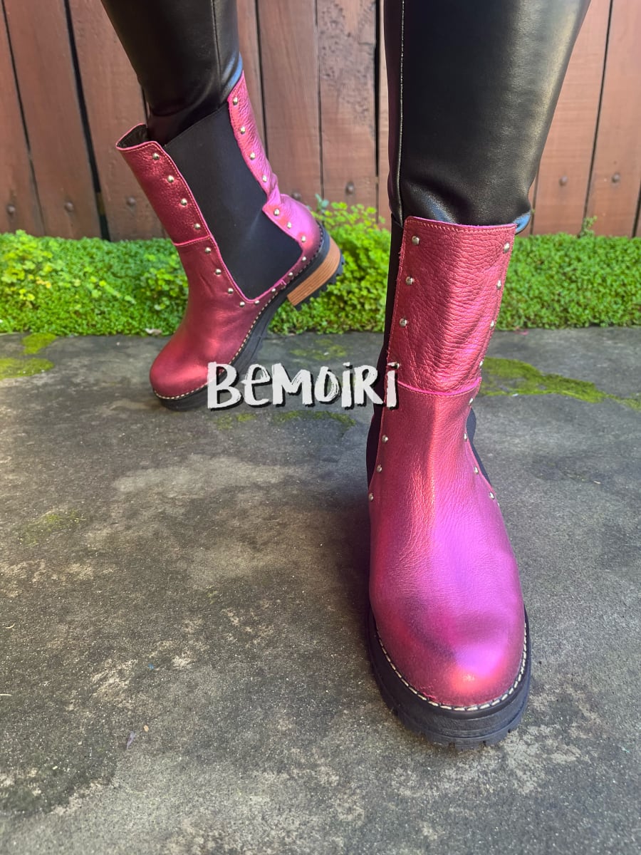 Botín cuero fucsia metalizado elásticos negros2