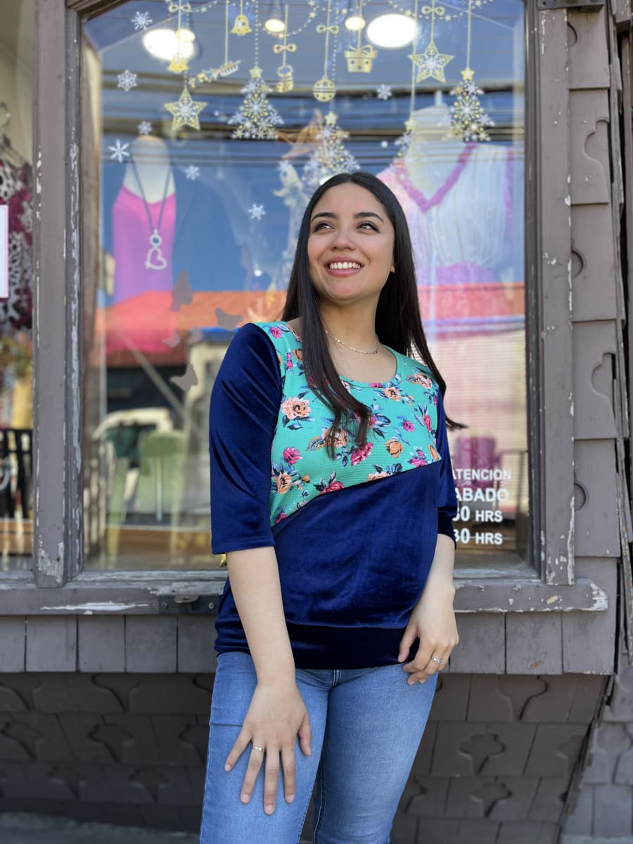 Polera velvet azul marino y turquesa floral con pretina y mangas 3/41