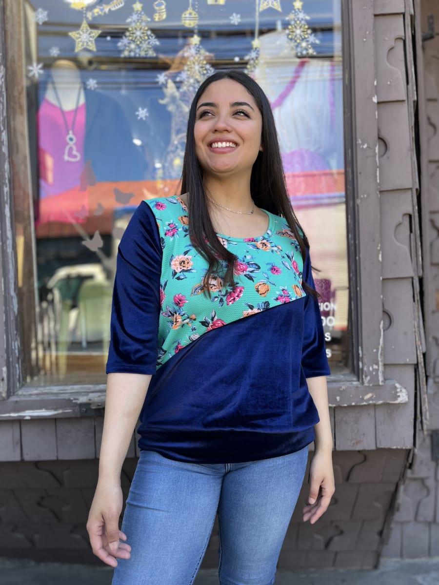 Polera velvet azul marino y turquesa floral con pretina y mangas 3/42