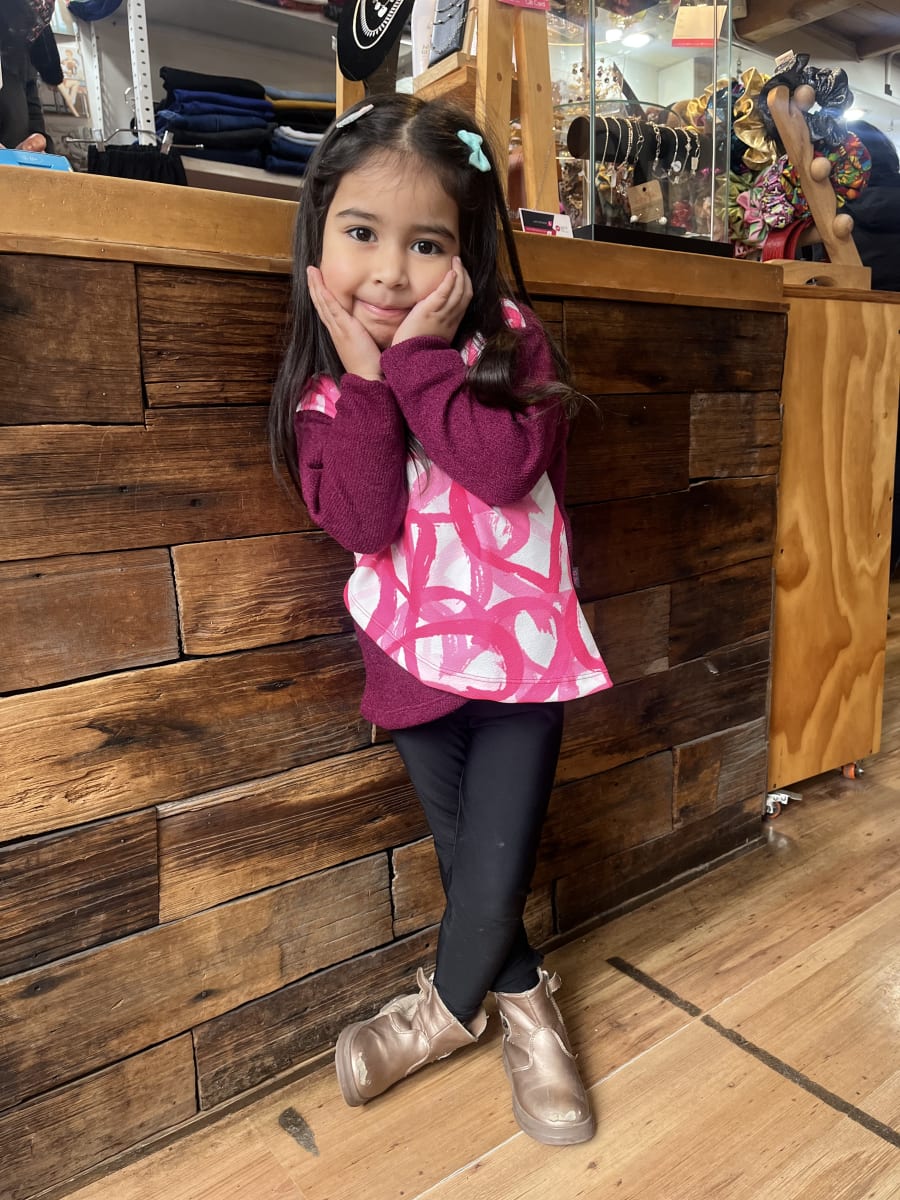 Poleron Trinidad niña cruzado con cuello magenta corazones2