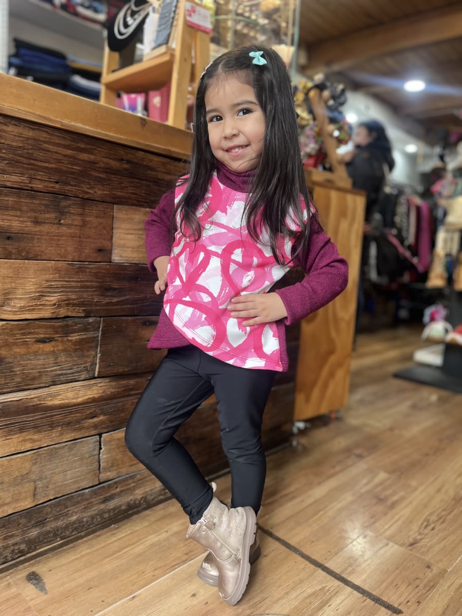 Poleron Trinidad niña cruzado con cuello magenta corazones4