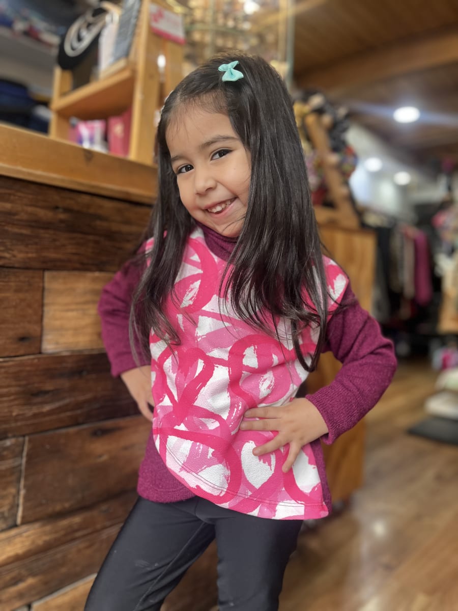 Poleron Trinidad niña cruzado con cuello magenta corazones1
