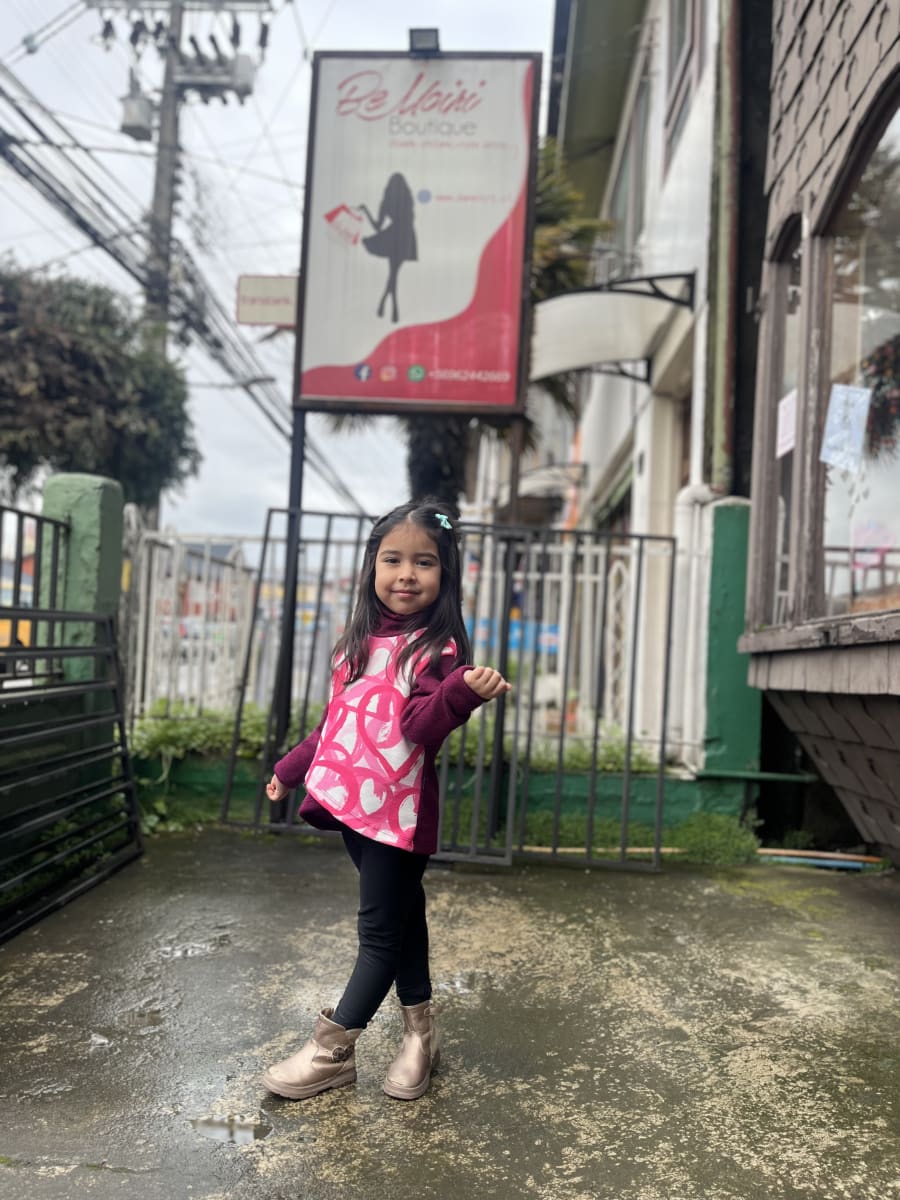 Poleron Trinidad niña cruzado con cuello magenta corazones3