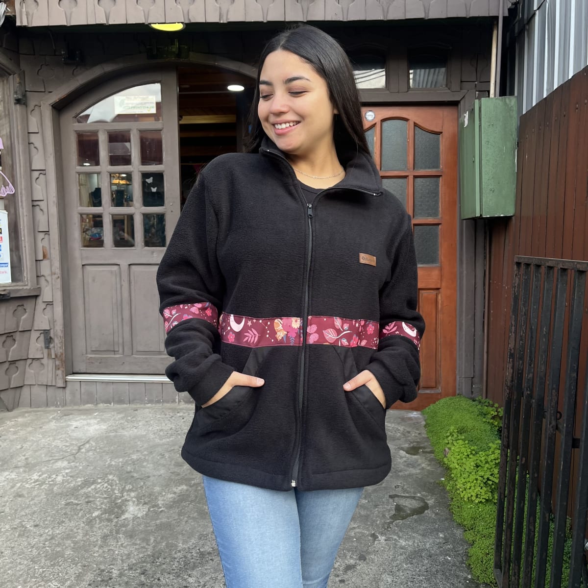 Poleron Astrea carteras anchas polar negro ilustracion burdeo1