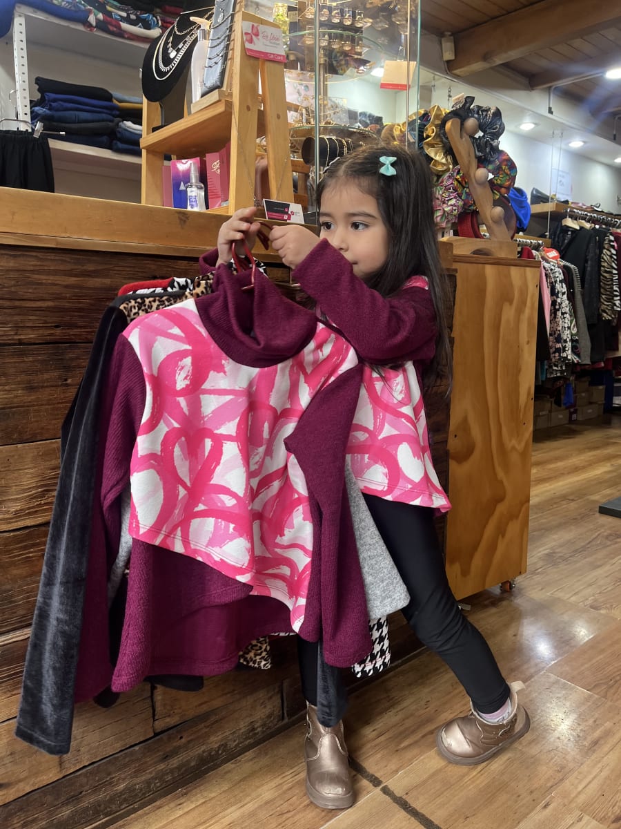 Poleron Trinidad niña cruzado con cuello magenta corazones5