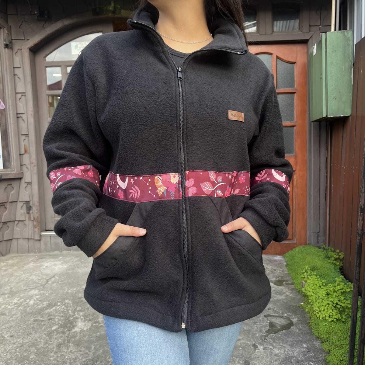 Poleron Astrea carteras anchas polar negro ilustracion burdeo2