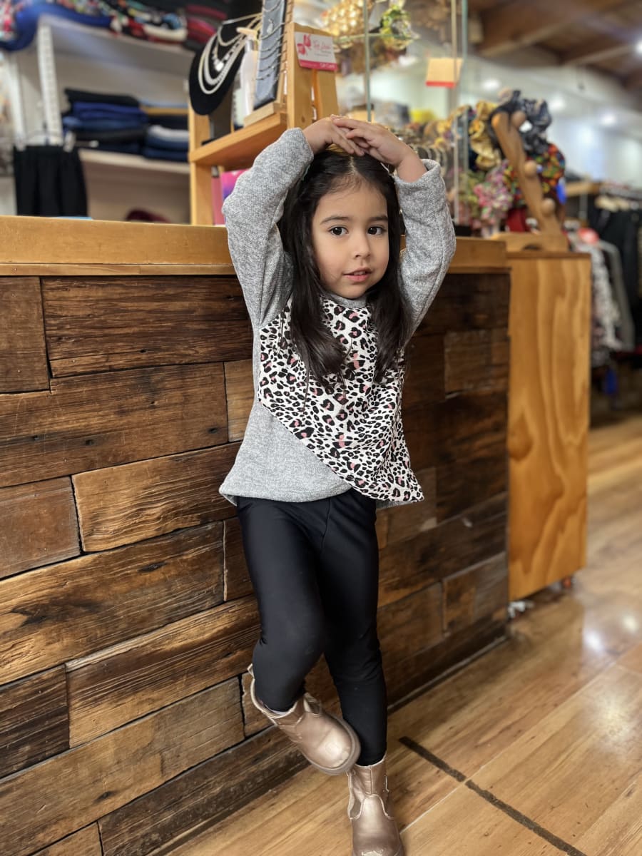 Poleron Trinidad niña cruzado gris melange print con cuello2