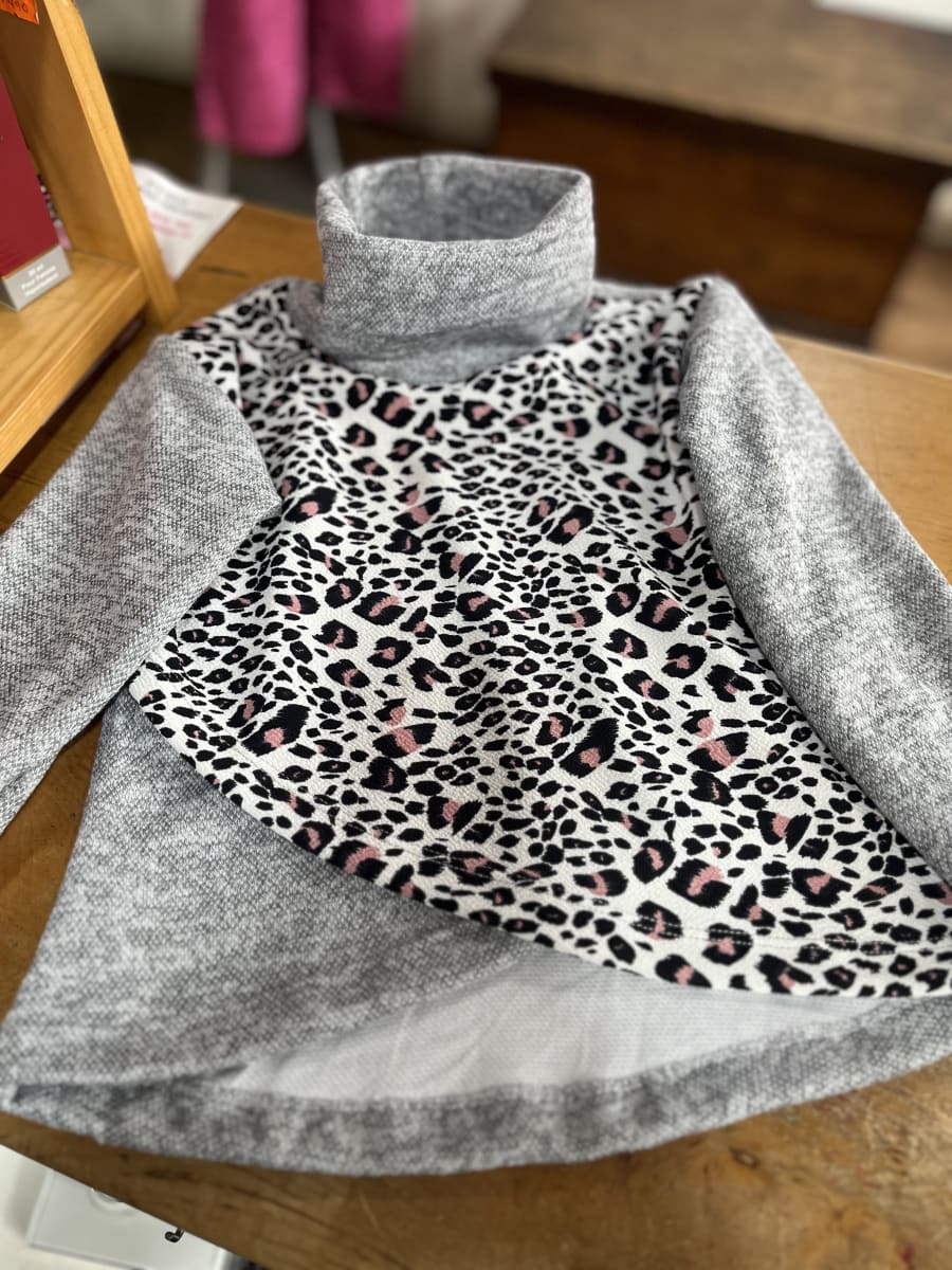 Poleron Trinidad niña cruzado gris melange print con cuello3