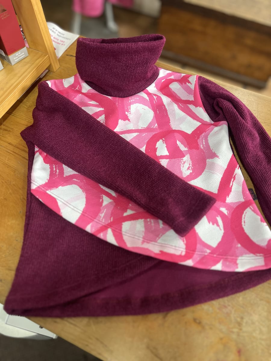 Poleron Trinidad niña cruzado con cuello magenta corazones6