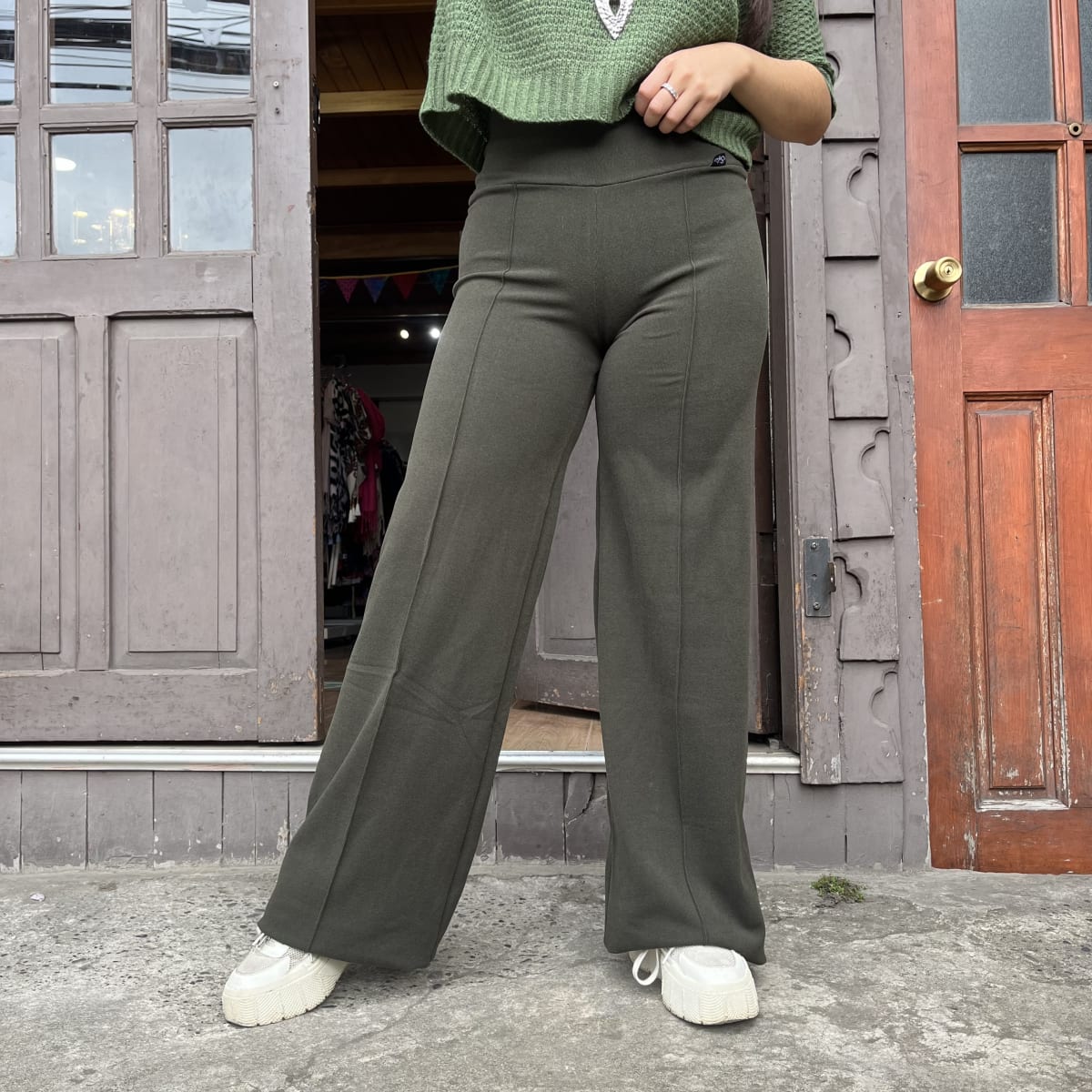 Palazzo lanillla extra gruesa verde militar linea vertical2