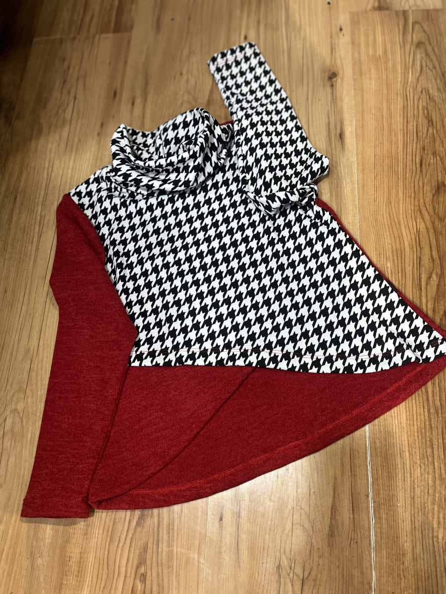 Poleron Trinidad Niña cruzado rojo pata de gallo  con cuello2