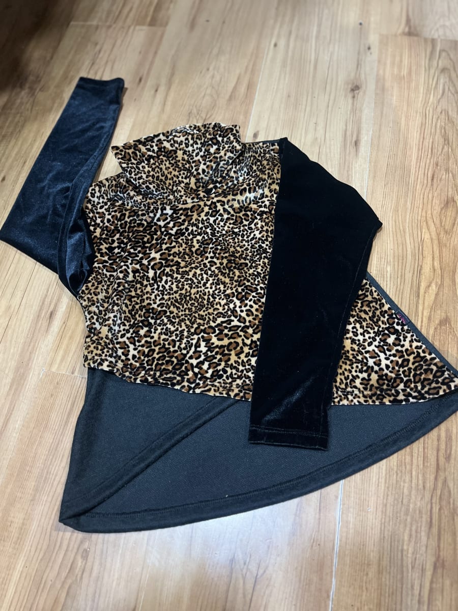 Poleron Trinidad Niña cruzado animal print con cuello1