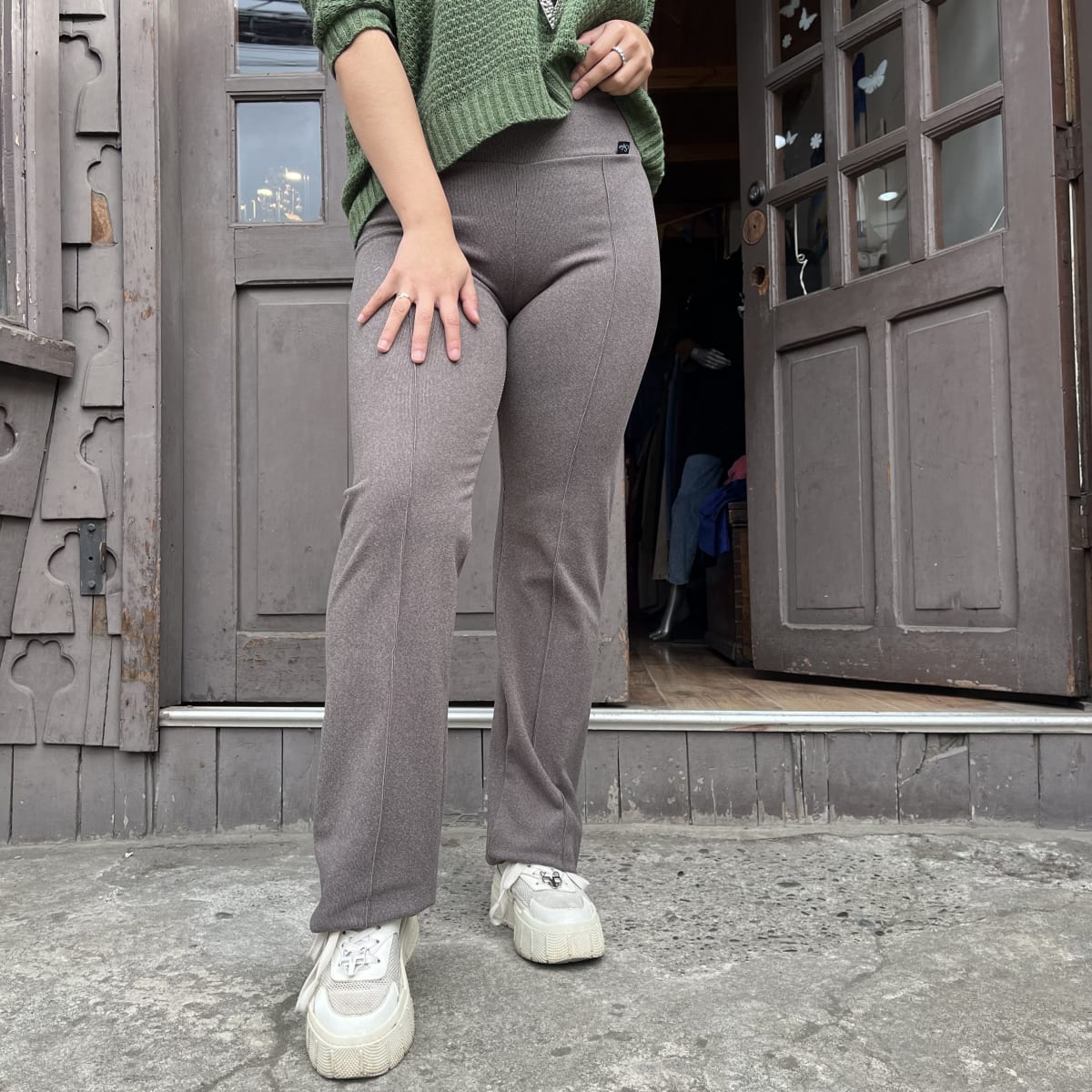 Calza recta lanilla extra gruesa gris linea vertical2