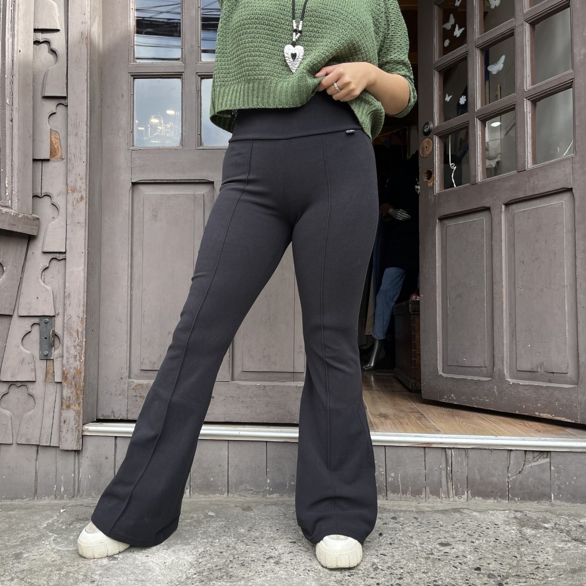 Calza Flare lanilla extra gruesa negro linea vertical2