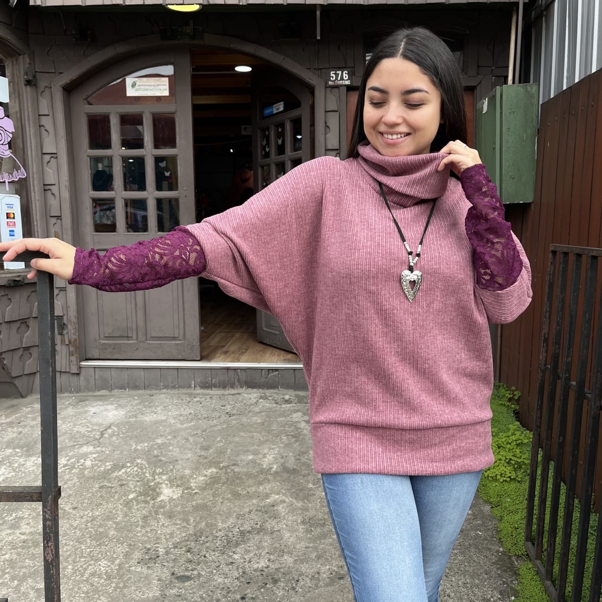 Poleron Maritza cachemira malva encaje morado2