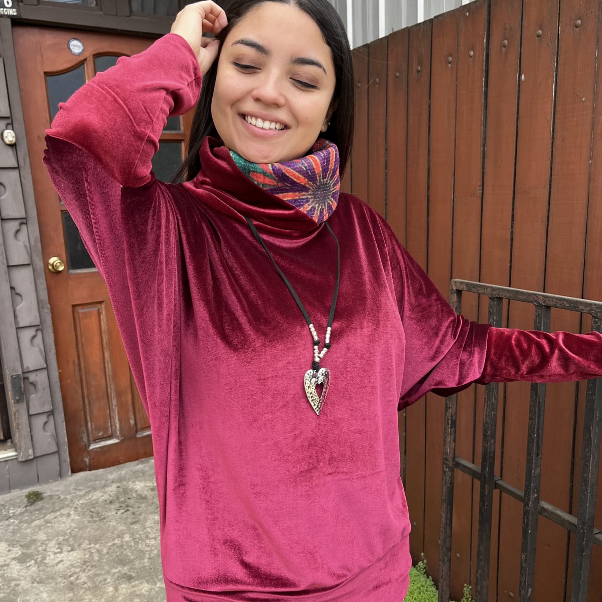 Poleron Maritza velvet burdeo lanilla brillo3