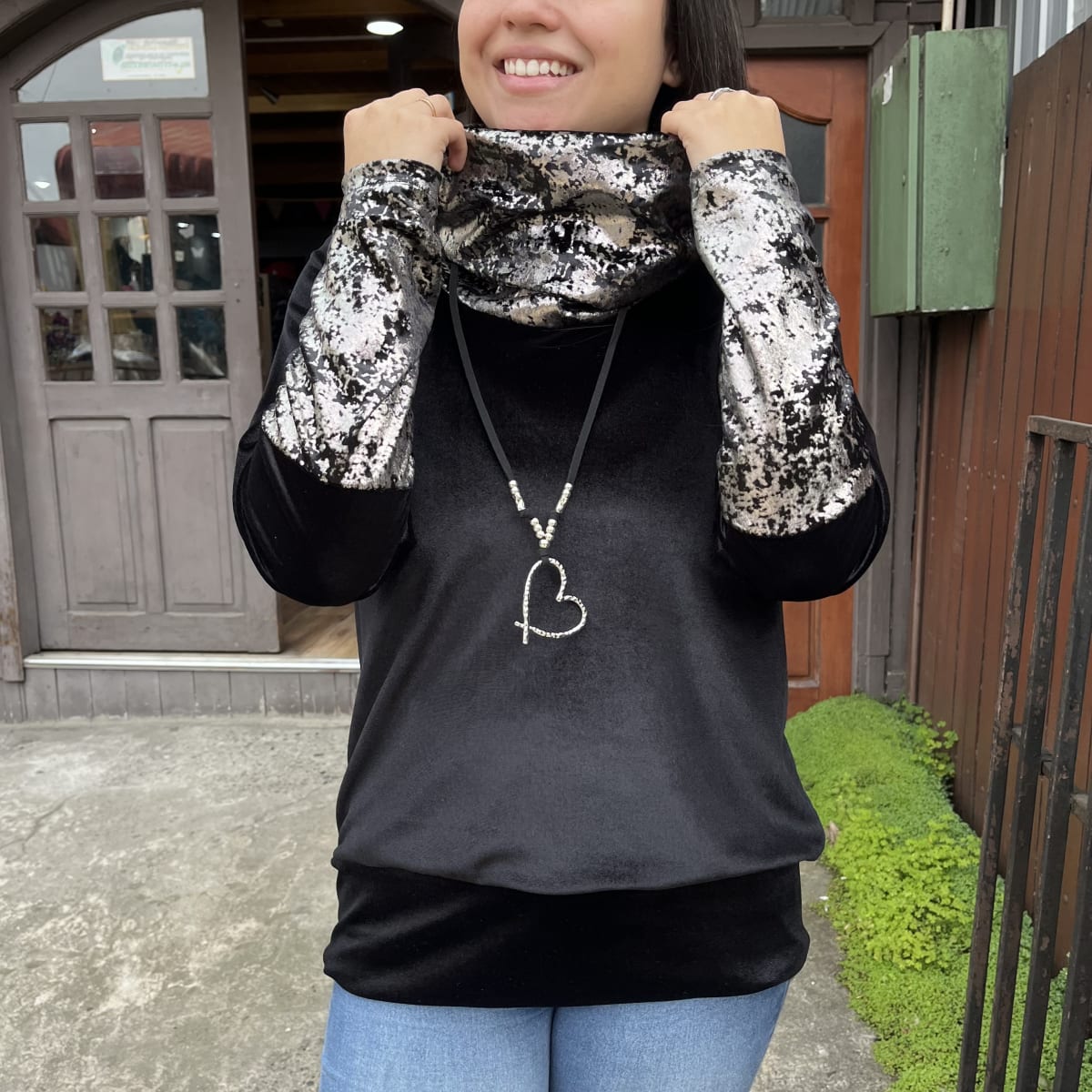 Poleron Alejandra velvet negro foil plata3