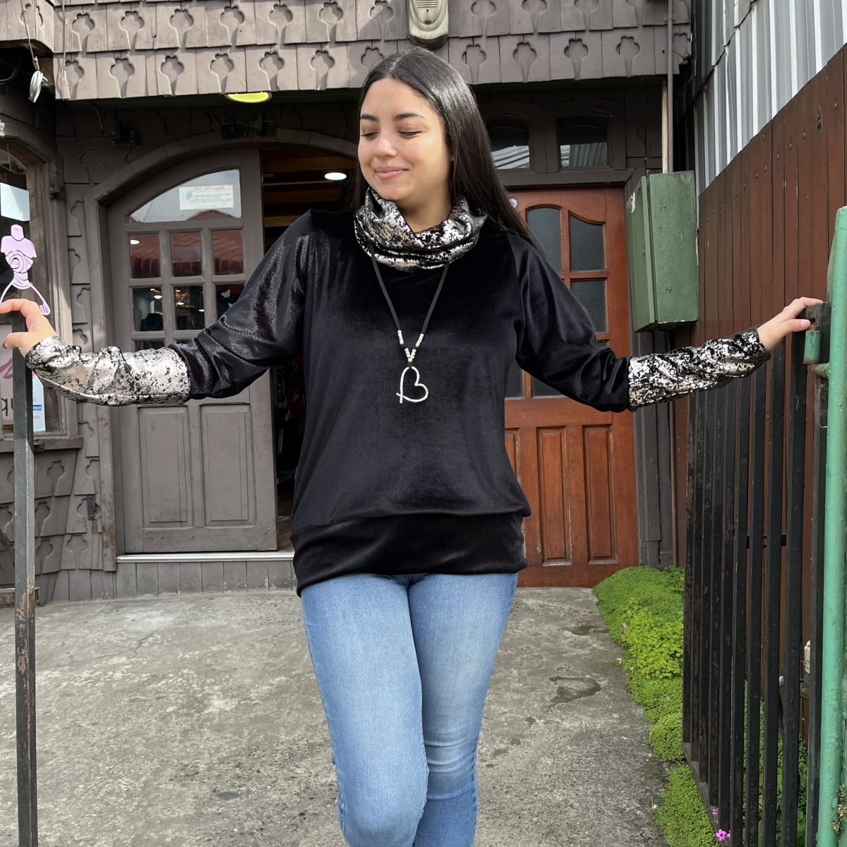 Poleron Alejandra velvet negro foil plata2