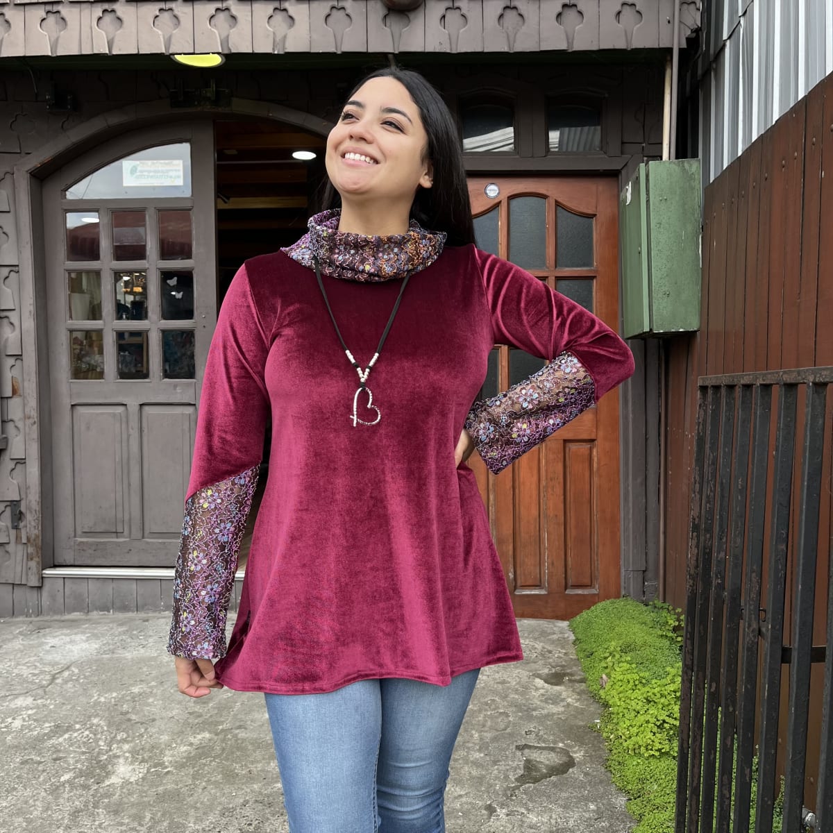 Poleron Paola velvet burdeo encaje brillo3