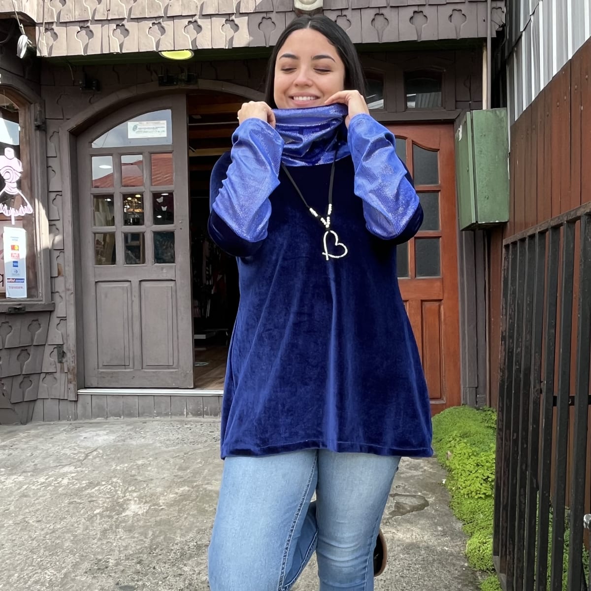 Poleron Paola velvet azul y  brillo1