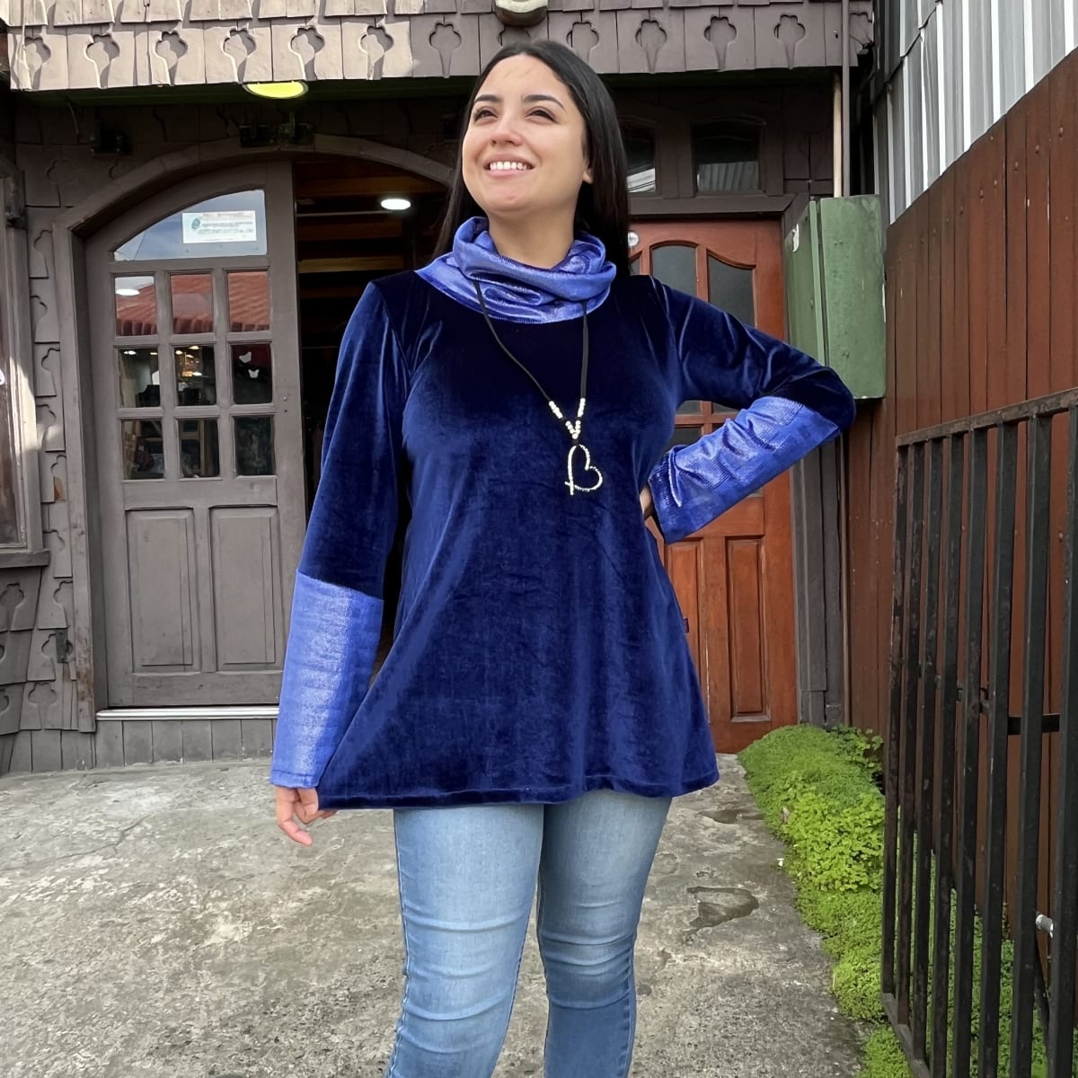 Poleron Paola velvet azul y  brillo3