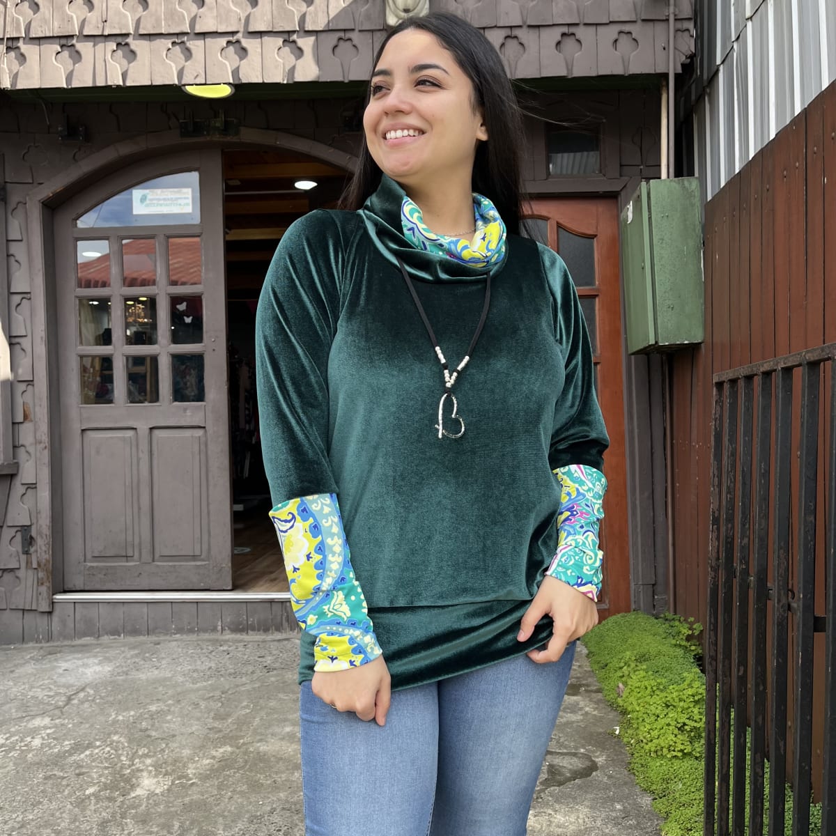 Poleron Alejandra velvet verde botella estampado amarillo2