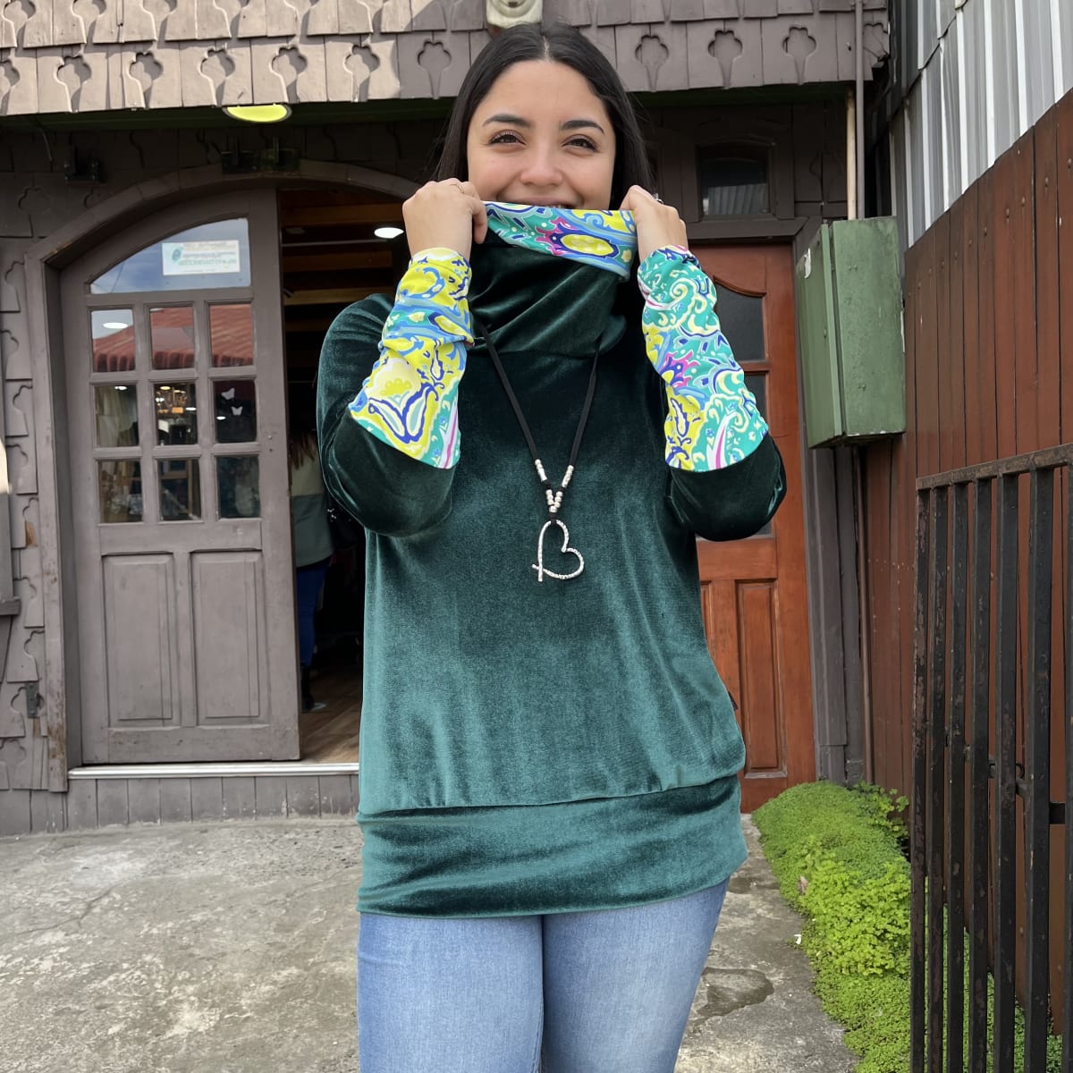 Poleron Alejandra velvet verde botella estampado amarillo1