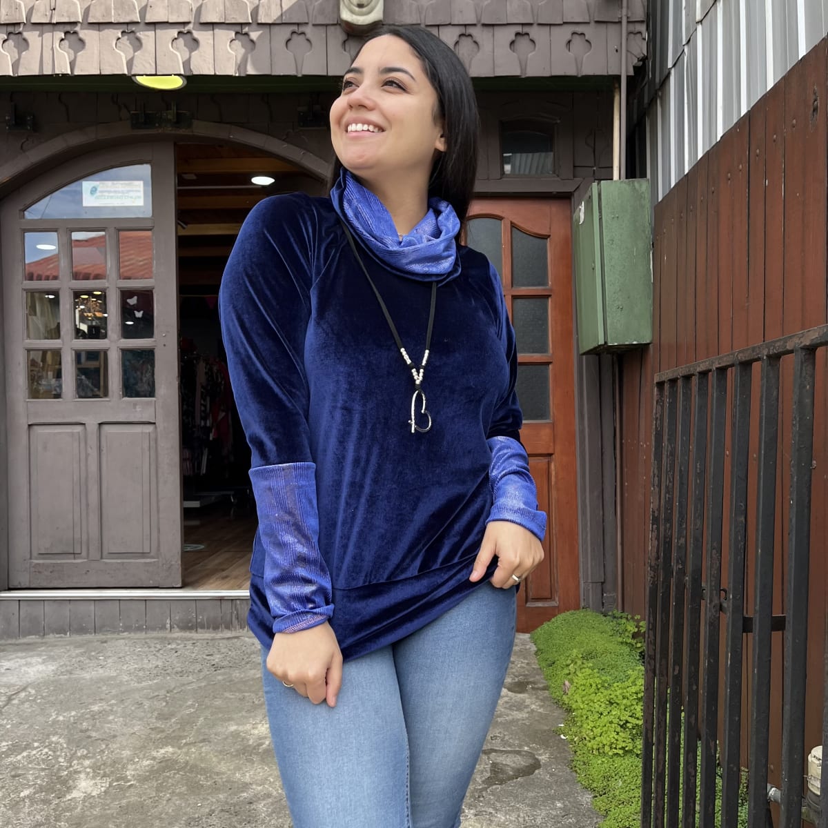 Poleron Alejandra velvet azul y brillo1