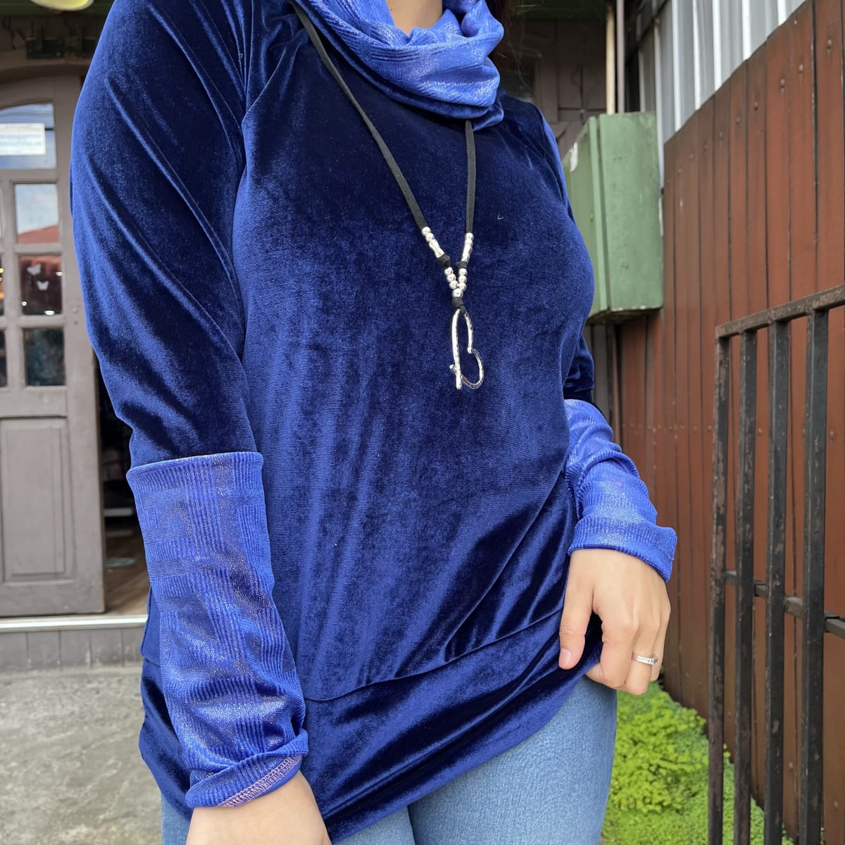 Poleron Alejandra velvet azul y brillo2