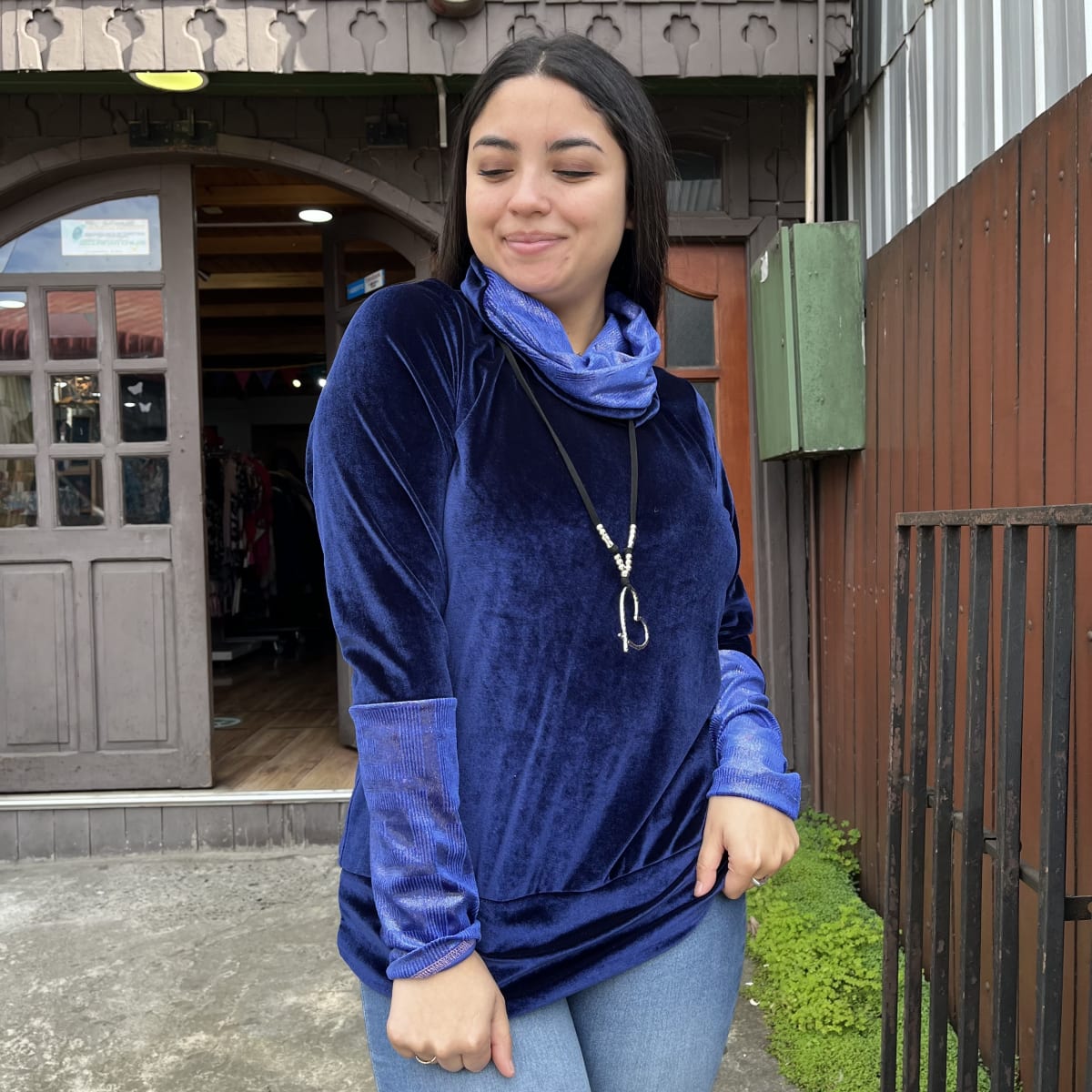 Poleron Alejandra velvet azul y brillo3