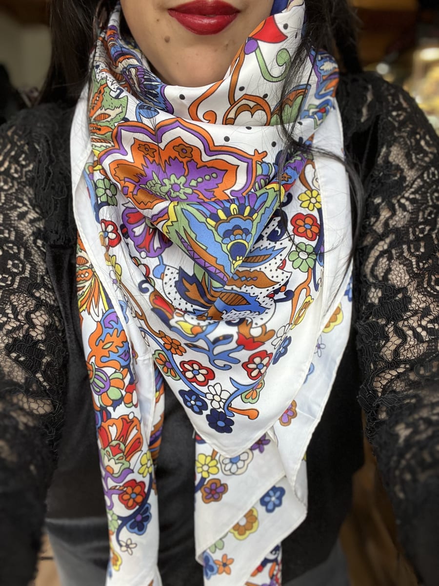 Pañuelo seda 130*130 cms blanco diseño multicolor2