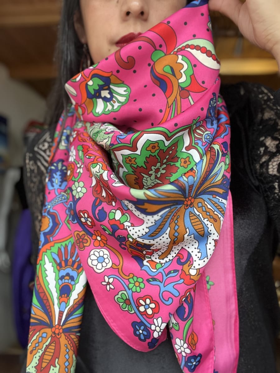 Pañuelo seda 130*130 cms fucsia diseño multicolor1