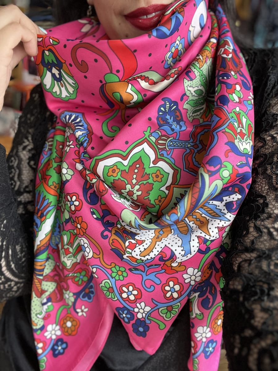 Pañuelo seda 130*130 cms fucsia diseño multicolor2