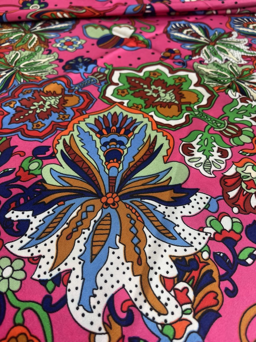 Pañuelo seda 130*130 cms fucsia diseño multicolor3