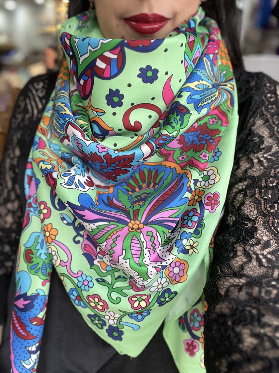 Pañuelo seda 130*130 cms verde diseño multicolor1