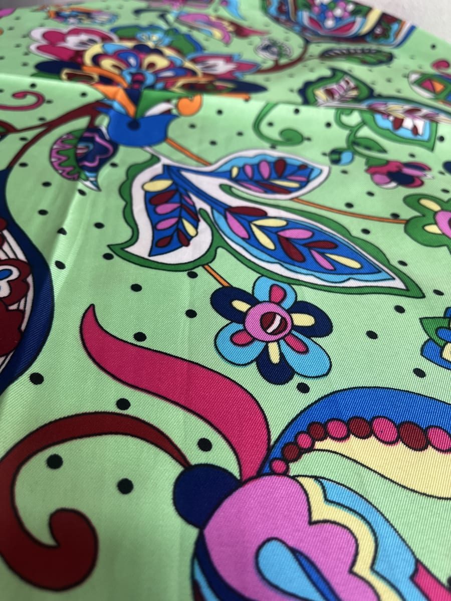 Pañuelo seda 130*130 cms verde diseño multicolor2