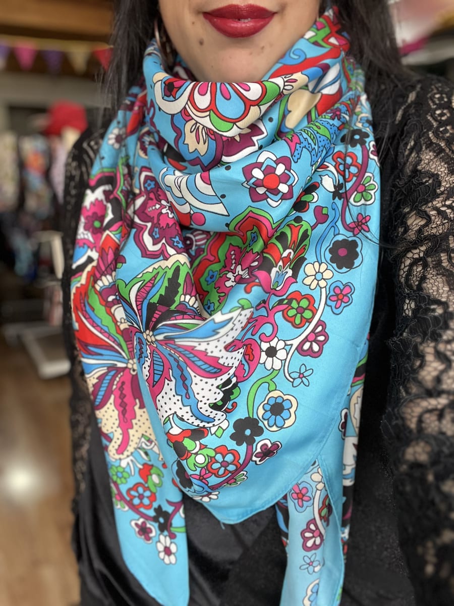 Pañuelo seda 130*130 cms celeste diseño multicolor1