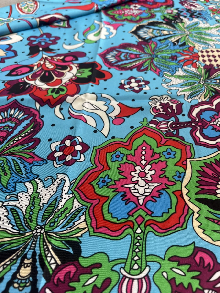 Pañuelo seda 130*130 cms celeste diseño multicolor2