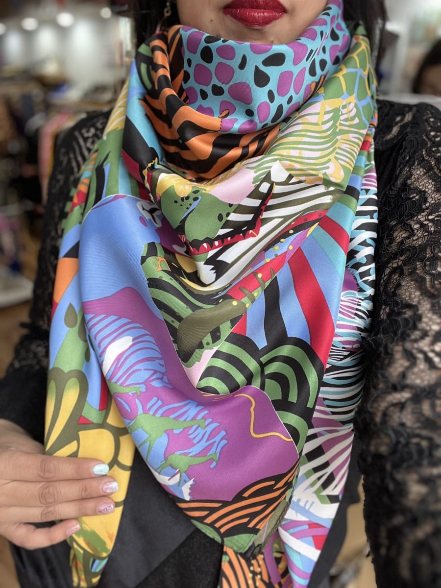 Pañuelo seda 130*130 cms morado diseño print1