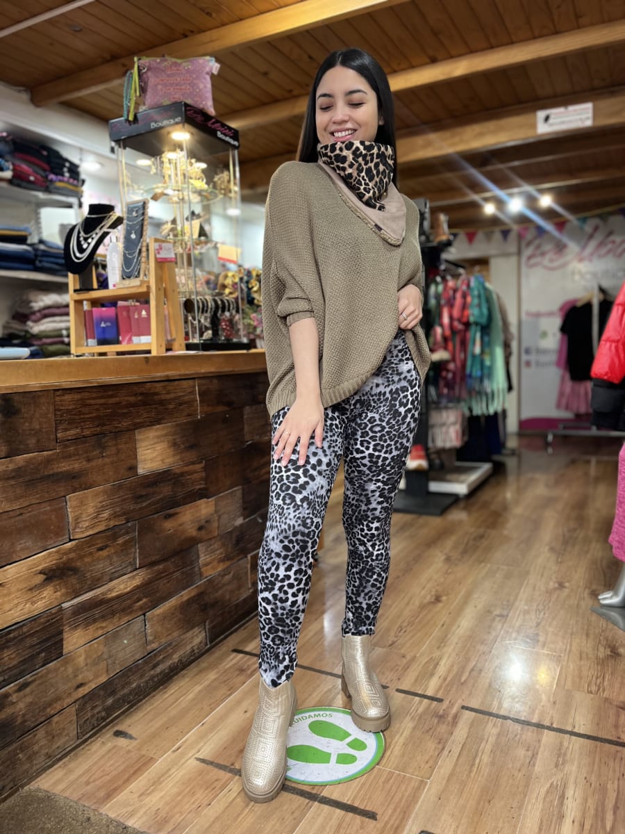 Calza forrada animal print gris alto invierno1